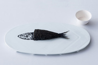 「“白と黒” 魚拓」。魚の型でスタンプ。今回の魚はイワシ。