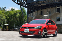 新たにLEDヘッドランプが採用された最新の「ゴルフGTI」。ハニカムグリルとあいまって、シャープなイメージが演出される。