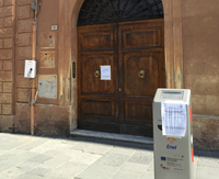 こちらはシエナのEV用充電ポール。先進的な施設であるにも関わらず、これまた「給電中止」の貼り紙が。2015年6月撮影。