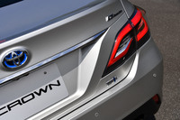 有機的なラインを見せるコンビランプが、リアまわりの個性を主張する。