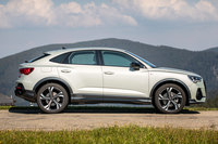 2019年7月にドイツで発表された「Q3スポーツバック」。車格的にはCセグメントに属する、ファストバックスタイルのSUVである。