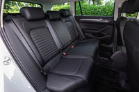 リアシートの背もたれには、60:40の分割可倒機構が備わる。2790mmというロングホイールベースの恩恵で、足元の余裕は十分だった。