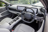 12.3インチサイズのディスプレイを横に2枚つなぎ合わせたインストゥルメントパネルが目を引く「アイオニック6」のインテリア。リサイクルされたペットボトルや漁網、植物由来の抽出物を使用したエコ加工レザー、バイオペイントなどの素材が広範囲に使用されている。