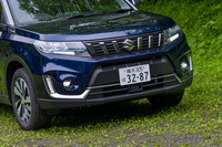 フロントまわりでは、青いアクセントが施された新デザインのヘッドランプが特徴。今回の改良で、ヘッドランプのハイビームとフォグランプがLED化された。