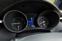 メーターは2眼式で、速度計に加えてターボ車ではエンジン回転計が、ハイブリッド車ではパワーフローメーターが装備される。