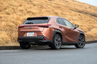 ルーフの接着剤の変更やホイールハウスなどへの制振材の追加によって静粛性も強化している。