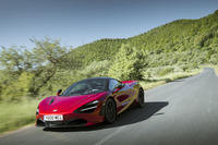 動力性能は0-100km/h加速が2.9秒で、最高速は341km/h。