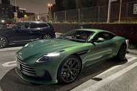 ボディーサイズは全長×全幅×全高=4725×2145×1295mm、ホイールベース=2805mm。全長と全高は従来モデルの「DB11」とほぼ同等である。