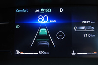 液晶メーターのアダプティブクルーズコントロールの作動画面。昔は白線認識がガバガバで、車線内を右へ左へと弾かれながら走る欧州車もあったものだが……。自動車の進化というのは恐ろしい。