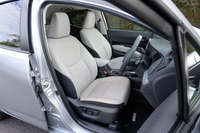 シートはサポートやヘッドレストが合皮、座面と背もたれがファブリックの構成。運転席のパワーシートやシートヒーター(前席のみ)、助手席シートバックポケットなども合わせて「合成皮革+コンフォートパッケージ」に含まれている。