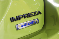 テールゲートを飾る「e-BOXER」のバッジ。今日ではe-BOXERはスバルのハイブリッドの総称となっており、MHEVには写真の青いバッジが、ストロングハイブリッド車には黒いバッジが装着される。