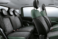 2014年10月を皮切りに、たびたび台数限定で販売された「パンダ4×4」のインテリア。写真は「タスカングリーン」の外装色をまとい、チタングレーの専用インストゥルメントパネルやダークグレーとグリーンを組み合わせたバイカラーのシートが採用されたモデル。