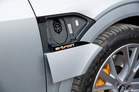 右フロントフェンダー部分には普通充電用のポートがレイアウトされる。最大で8kWまでの普通充電に対応する。