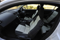 「T5 R-DESIGN」専用のV-Flex/スムースレザーコンビネーションシート。「2.0e Aktiv」にもオプションで本革仕様が設定されるが、素材は異なる。いずれの場合もカラーリングを選択できる。