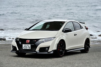 ホンダ・シビック タイプR
	ボディーサイズ:全長×全幅×全高=4390×1880×1460mm/ホイールベース:2600mm/車重:1380kg/駆動方式:FF/エンジン:2リッター直4 DOHC 16バルブ ターボ/トランスミッション:6MT/最高出力:310ps(228kW)/6500rpm/最大トルク:40.8kgm(400Nm)/2500-4500rpm/タイヤ:(前)235/35ZR19 (後)235/35ZR19/車両本体価格:428万円