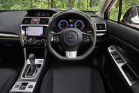 インテリアは、ピアノブラックのパネル類や、ソフトパッドをあしらったダッシュボードなどで、上質感が演出される。下端が平らなステアリングホイールも特徴的。