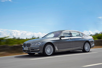 写真はロングボディーの「BMW 750Li」。試乗の舞台はポルトガルです。