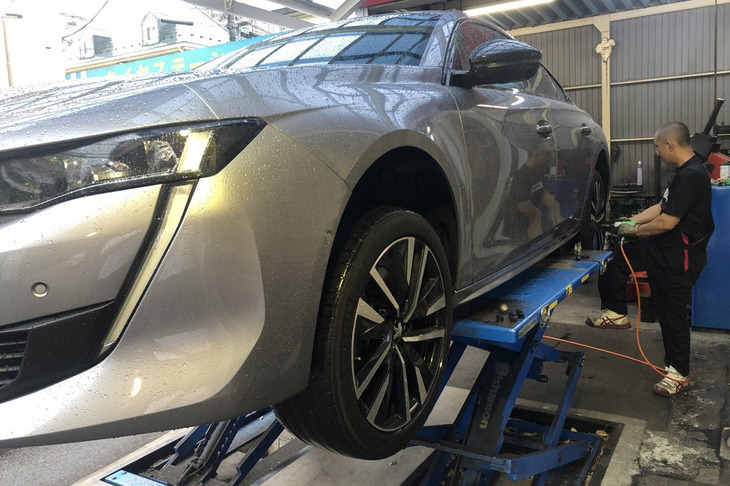 お盆が明けるのももどかしく、近所のタイヤ屋さんでミシュランの旗艦「パイロットスポーツ4」から最高級のオールシーズンタイヤ「クロスクライメート2」に交換してもらった。