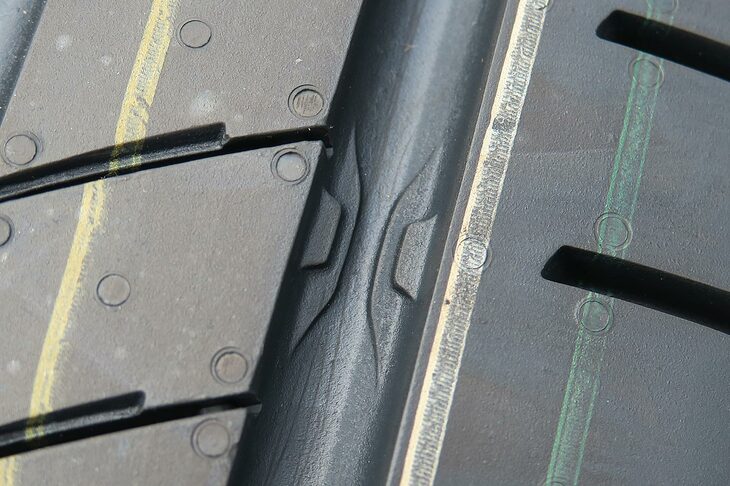 ストレートグルーブに施された“ノイズ・ブレーカー3.0”。ノイズを分散させる効果があるほか、ミゾ内を通る水の流速を高めることで、ウエットグリップ性能の向上にも寄与する。