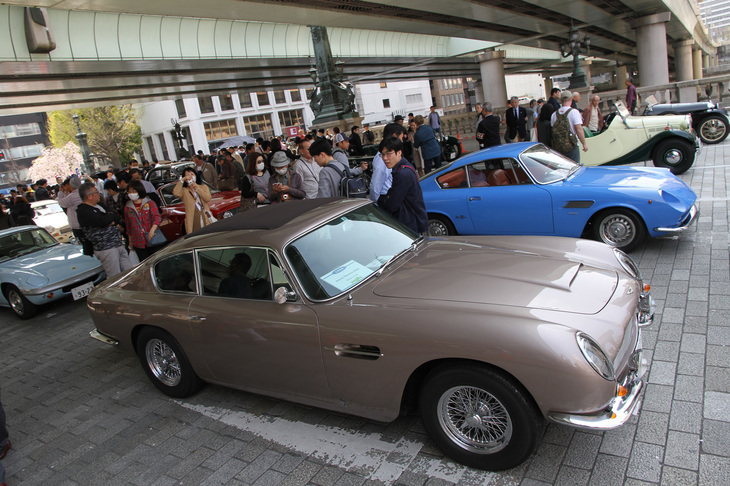 ピンクシャンペーンとでもいうのか、美しいカラーをまとった1968年「アストンマーティンDB6」。隣の鮮やかなブルーは1965年「ASA1000GT」。フェラーリが企画したものの、諸事情により生産化を断念したフェラリーナ(小型フェラーリ)の製造権を買い取ったASAからリリースされた小型高級GT。