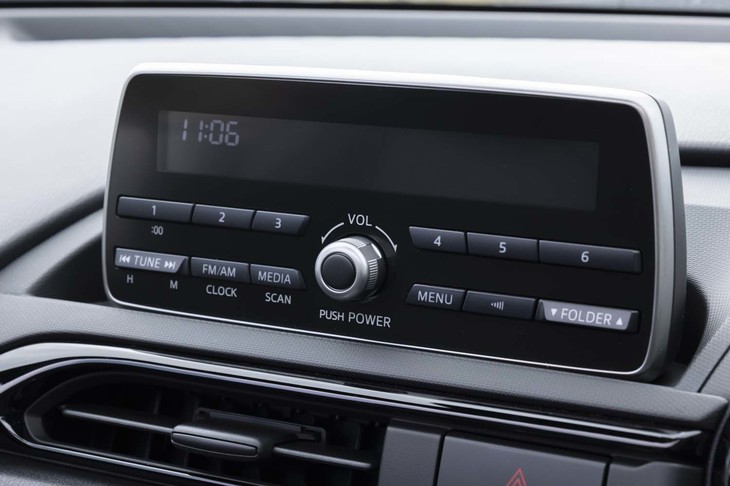 カーナビの設定はなく、ダッシュ中央にはラジオが据えられる。「Apple CarPlay」等は使えないが、スマートフォンや「iPod」を接続して音楽が聴ける(「Radiko」等のアプリは不可)。