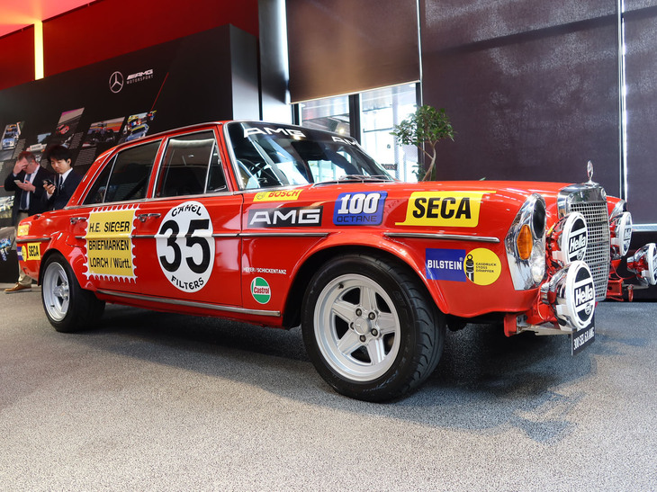 「メルセデスAMG GT63 4MATIC+ クーペ」の発表会場に展示された「メルセデス・ベンツAMG 300SEL 6.8 レーサーレプリカ」。