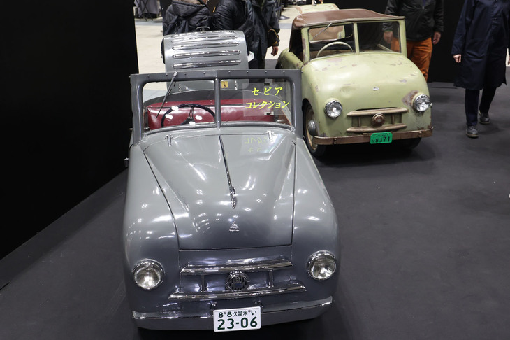 特別展示車両であるプライベートミュージアム、セピアコレクション所有の、軽自動車の始祖である2台の「オートサンダル」。手前が1952年「FN型ロードスター ロリー」、奥が1951年「FS型プロトタイプ」。