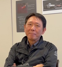 「ロードスター」の開発主査を務める齋藤茂樹さん。小沢のぶしつけな質問にも丁寧に答えてくれました。