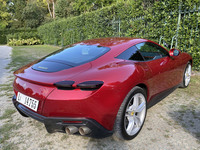 「フェラーリ・ローマ」のテールランプは、伝統的な丸型からの脱却を試みている。