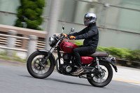 「GB350」と「GB350 S」ではハンドルやステップの位置が異なり、今回試乗したGB350は、シートにまっすぐ腰を下ろす、コンフォート寄りのライディングポジションとなっている。