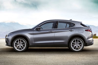 「ステルヴィオ」のサイドビュー。凹凸の組み合わせや、ショルダーラインの傾き具合など、そのデザインは「ジュリア」に準じたものだ。