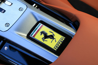 センターアームレストの前方にキーフォブを収めるスペースがある。後ろ側を押すと取り出せる。