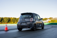 「N-ONE e:」がベースながら、専用のタイヤサイズは185/55の15インチにまで拡大され、それに合わせてフェンダーもワイド化されている。