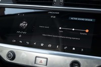 人工的な走行音を作り出す「アクティブ・サウンド・デザイン」の設定画面。基本的に無音で走れるEVならではの機能といえる。