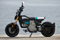 「CE 02」は、車両骨格にねじり剛性の高い鋼管製のダブルループフレームを採用。フロントにはφ37mmの倒立テレスコピックフォークを、リアには鋳造アルミ製の片持ちスイングアームとダイレクトピボット式のショックアブソーバーを組み合わせる。