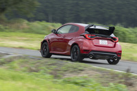 試乗車はオプション込みで650万円超という値段だったが、簡素な「RC」グレードなら361万7200円からの価格設定となっている。デビュー当初と比べれば値上がりしているが、この性能を思えば依然としてバーゲンプライスだろう。