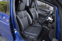 ブラックとグレーのファブリックが組み合わされた「ハイブリッドS Honda SENSING」のシート。