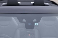 ルームミラー裏のカメラ(写真)のほか、両サイドと後方にもカメラを備え、車両の周囲360度の映像を室内の画面で確認できる。これらのカメラにはパン/ズーム機能も備わる。