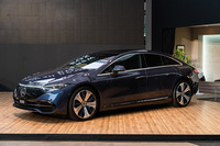 「EQS」は全長×全幅×全高=5225×1925×1520mmとなる堂々たるボディーサイズが自慢。ホイールベースは3210mmで、これは「Sクラス」のロングホイールベース版とほぼ同じ。バッテリーには10年もしくは25万kmの性能保証(残容量70%)が付く。