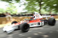 1970年代のマクラーレンの活躍を支えたのは、ゴードン・コパックとジョン・バーナードの手になるレーシングカー「マクラーレンM23」である。写真は近年の自動車イベントにて走る姿を披露する、1974年のM23。