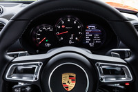 中央にエンジン回転計を配置する「718ケイマンT」のメーターパネル。右側には各種車両情報やナビ画面を切り替え表示できる、マルチインフォメーションディスプレイが組み込まれている。