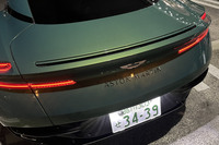 リアスポイラーのないシンプルな造形も「DB12」の特徴。2022年7月に発表された新デザインのエンブレムがDB12にも採用されている。