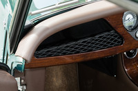 インストゥルメントパネルまわりの収納スペースは、助手席側のグローブボックスのみ。独立したトランクはないが、シート後方の空間をラゲッジスペースとして利用できる。