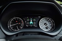 2眼タイプのメーターパネル。中央の7インチディスプレイには、運転支援システムの作動状況や燃費データなど、さまざまな情報が表示される。