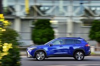 「カローラ クロス」のリアサスペンションは、駆動方式により形式が異なる。FF車はトーションビーム式で、4WD車はダブルウイッシュボーン式となる。