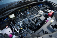 ハイブリッド車のパワープラントは基本的にプリウスと共通。1.8リッターのガソリンエンジンに、動力分割機構に平行軸歯車を用いた最新世代のハイブリッドシステムが組み合わされる。