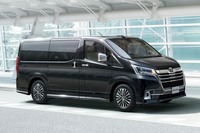 トヨタの「グランエース」は、ディーゼル限定の大型ピープルムーバー。排気量2.8リッターのクリーンディーゼル「1GD」ユニットを搭載する。