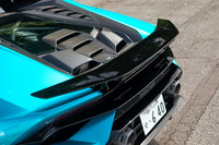 リアエンドにそびえる固定式の大型スポイラー。車両全体では最大ダウンフォース量が35%アップした一方で、ドラッグ量は20%低減している。