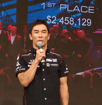 背景の映像に見られる通り、今回の優勝賞金は245万8129ドル(約2億7000万円)。ただし、全額がドライバーの手にわたるわけではない。佐藤は自分の取り分を使って、チームスタッフにプレゼントを贈る予定だそうだ。