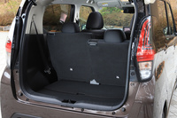 後席を最も前方にスライドさせ、荷室スペースを拡大した状態。50:50に分割された後席の背もたれは、左右個別にリクライニングさせられる。